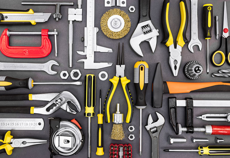 tool set ng mga pliers, wrenches, martilyo, clamp, screwdriver para sa DIY sa gray na background
