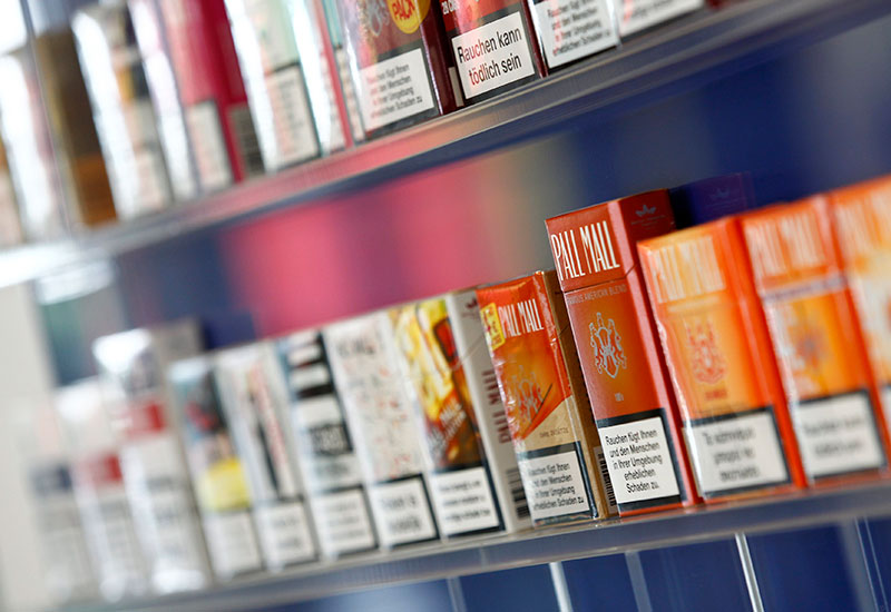 Rokok Pall Mall katon sawise proses manufaktur ing Pabrik Rokok Tembakau British American (BAT) ing Bayreuth, Jerman kidul, ing foto file 30 April 2014 iki.Kanggo cocog karo Insight TOBACCO-TRACKING/ REUTERS/Michaela Rehle (Jerman - Tag: BISNIS)