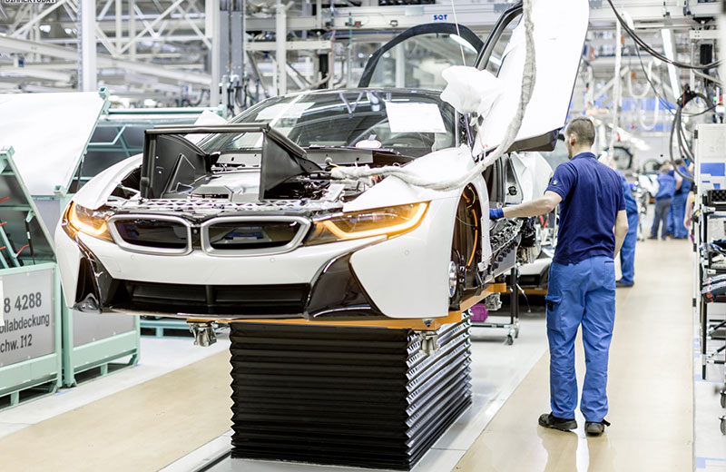 Werk Leipzig'deki BMW i8 Hibrit Sporlarının Montajını yapın.Son montaj.