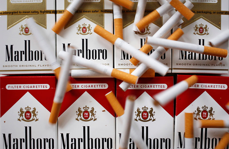 سیگارهای مارک Marlboro برای عکس در شلبیویل، کنتاکی، ایالات متحده، در روز جمعه، 2 اکتبر 2015 ترتیب داده شده است. انتظار می رود فیلیپ موریس اینترنشنال ارقام درآمد سه ماهه بعدی خود را در 15 اکتبر منتشر کند. عکاس: لوک شارت / بلومبرگ